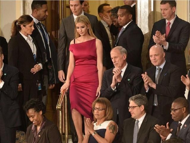 37岁伊万卡穿价值1万6蓝色波点裙竟如此少女,真看不出生过三个娃