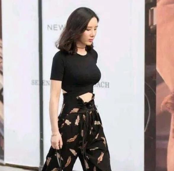  『美女』街拍美女:魅力多姿连衣裙,清爽大方又阳光,就一个字美