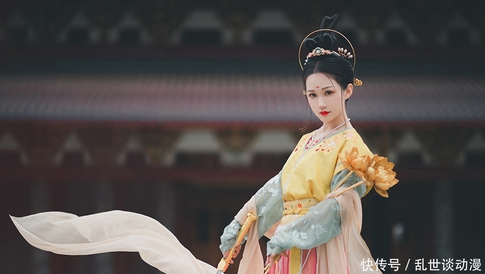 「小姐姐」汉服:小姐姐给人一种很安静很祥和的感觉呢!