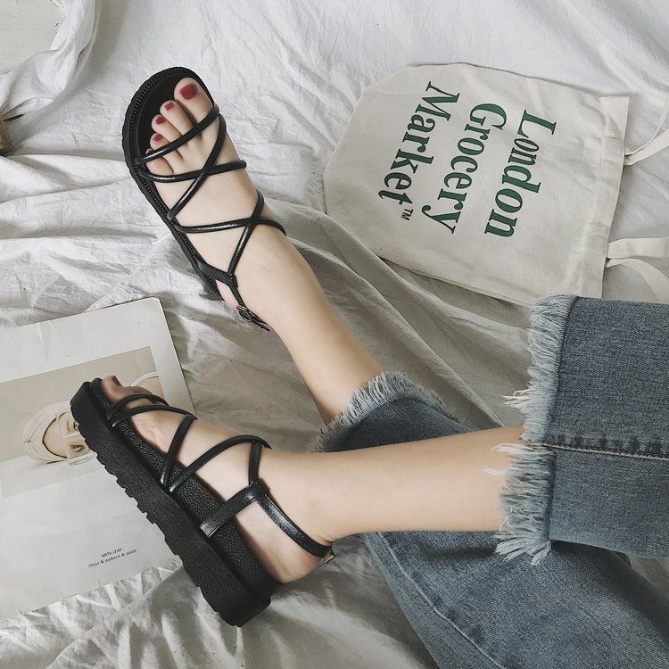 脚不是很美的小女人，出门这样穿凉鞋，让你没舒适透气还十分优雅