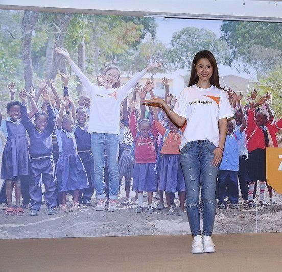 林心如穿上无袖裙，手臂这么粗!网友:抱孩子变粗的，明星也一样