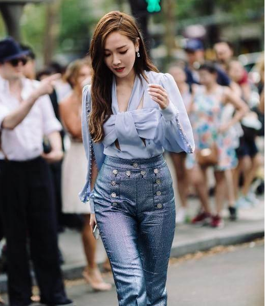 时装周秀身材真够狠: 这么窄的西裤还硬穿, 网友: 显腿长呗