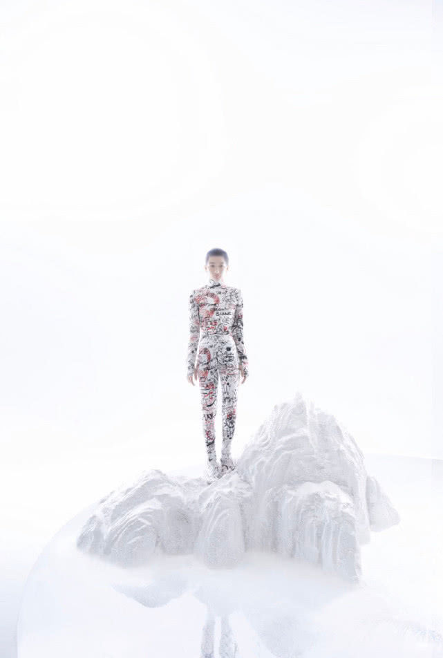 周冬雨银灰寸头视频