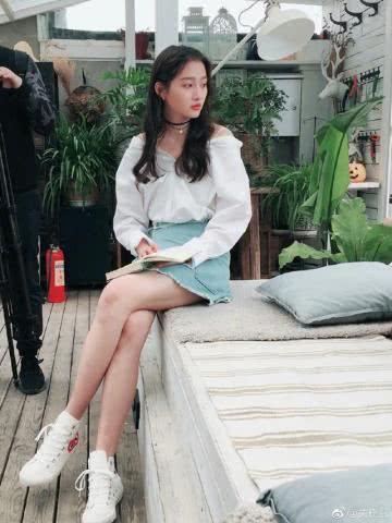 21岁关晓彤和26岁热巴同穿露肩装，一个美如女神，一个却像路人！