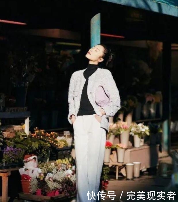  「直以来都」刘雯走秀又惊艳了！穿暗黑风透视裙气场强大，羽毛扇耳环看服我了