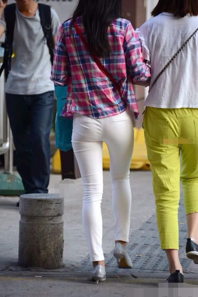 白色修身裤最大的好处就是让普通女人的女神潜质完全表现出来了!