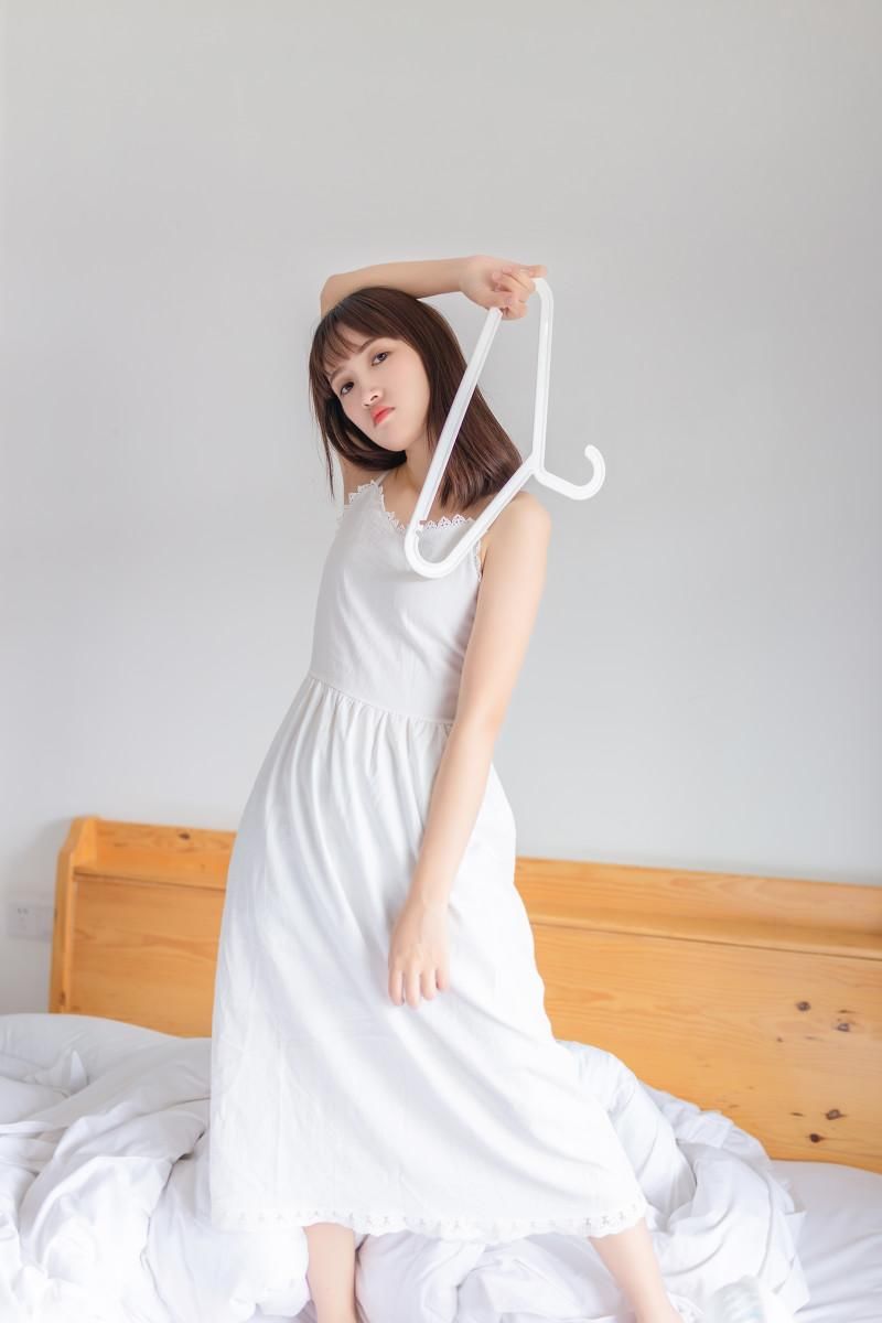 日系美女清新性感吊带裙私房图片