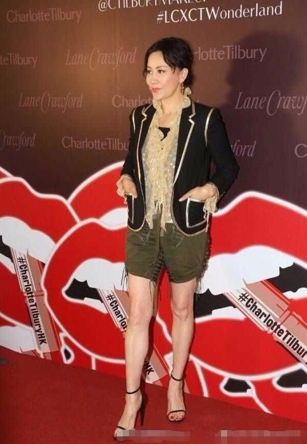 女星撞衫，戚薇极具神秘感，娜扎干练大气，刘嘉玲臃肿老气！