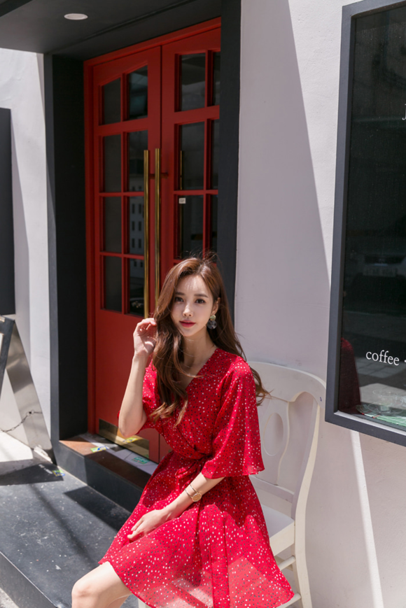 女神孙允珠，酸甜草莓洋红星斑碎花连衣裙