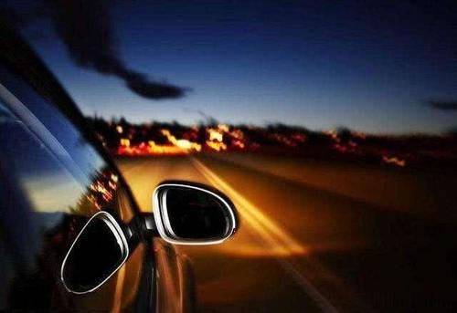 晚上跑高速都用啥灯？交警：99个都错了，说出来你可能还不信！