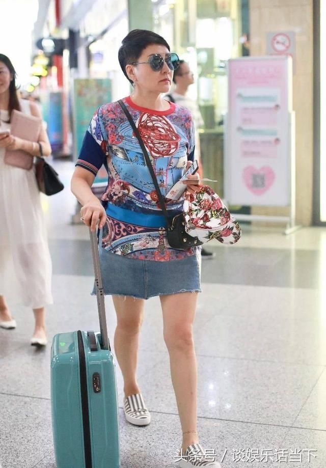 55岁的张凯丽真敢穿!这是给老年人做示范 网友:鞋子挺舒服的吧