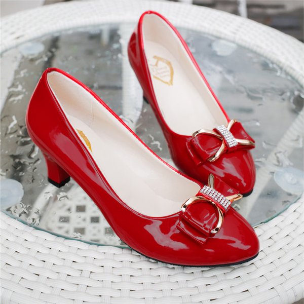 谁说丰满女人穿衣不好看，学下面这样穿，凹凸曲线芳菲迷人