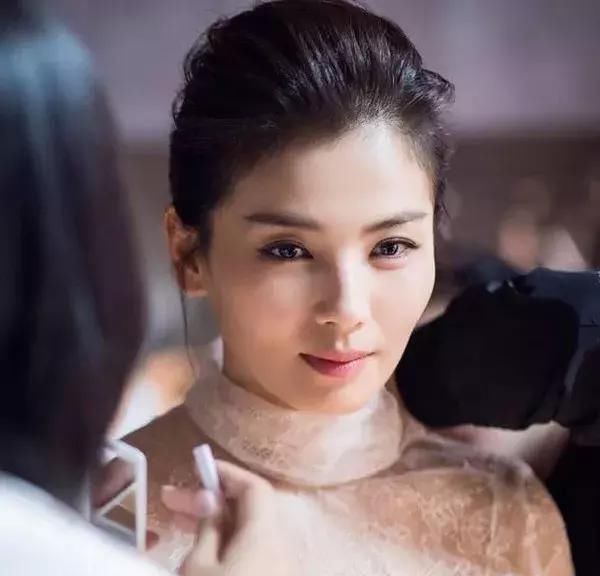 你的额头适合什么刘海？舒淇陈妍希换对刘海脸小一圈，美成仙