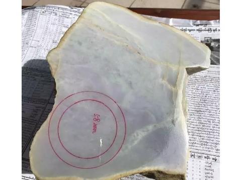 原石■580万缅币拿下的原石,切开后裂得一塌糊涂,最后却大失所望!