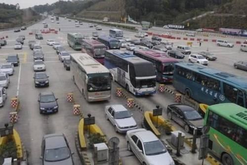  #高速#号称中国最赚钱的高速公路，日均收入870万，每天通行车辆