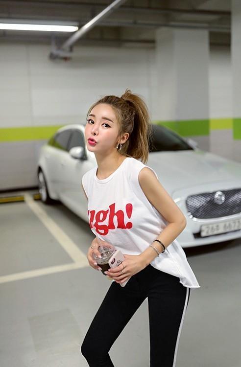 清新韩国美女车库内拍时尚写真，身材曼妙休闲活力十足！