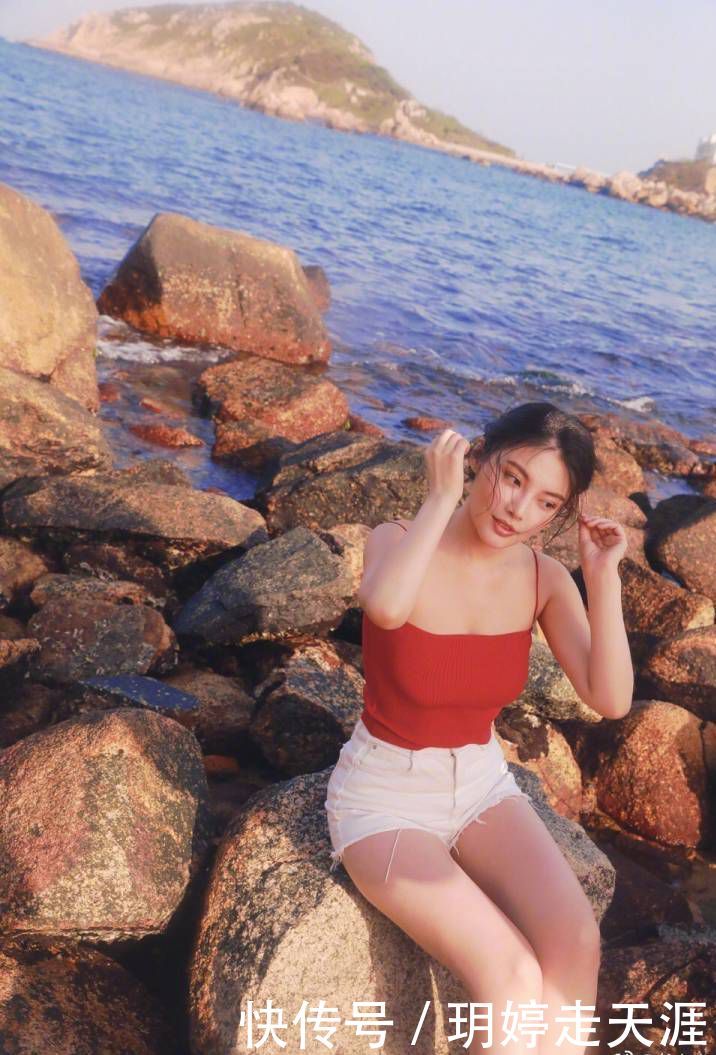 阳光沙滩，海边的徐冬冬憨态可掬，含苞待放