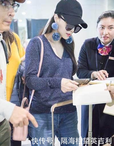 范冰冰现身机场, 胸前平平瘦出新高度, 网友直呼: 厉害了李晨!