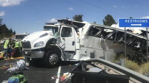 美国犹他州旅游巴士翻车至少4人死亡 搭乘者可能为中国游客