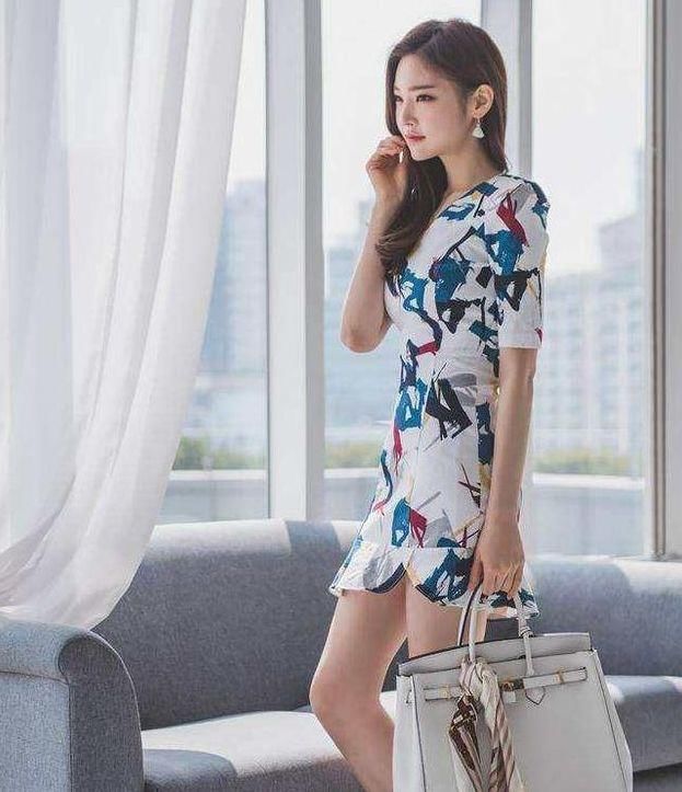 美女紧身短裙，尽显性感美腿，优雅的身姿