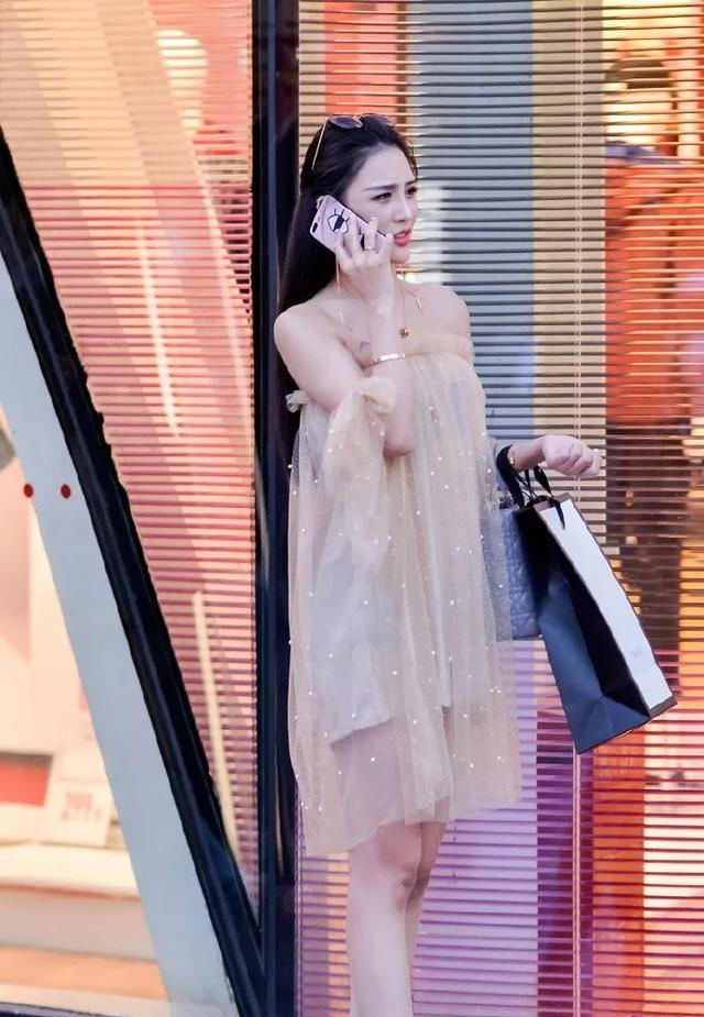  『气质』街拍:小姐姐一件连衣裙,脚踩一双尖头细跟高跟鞋,美极了