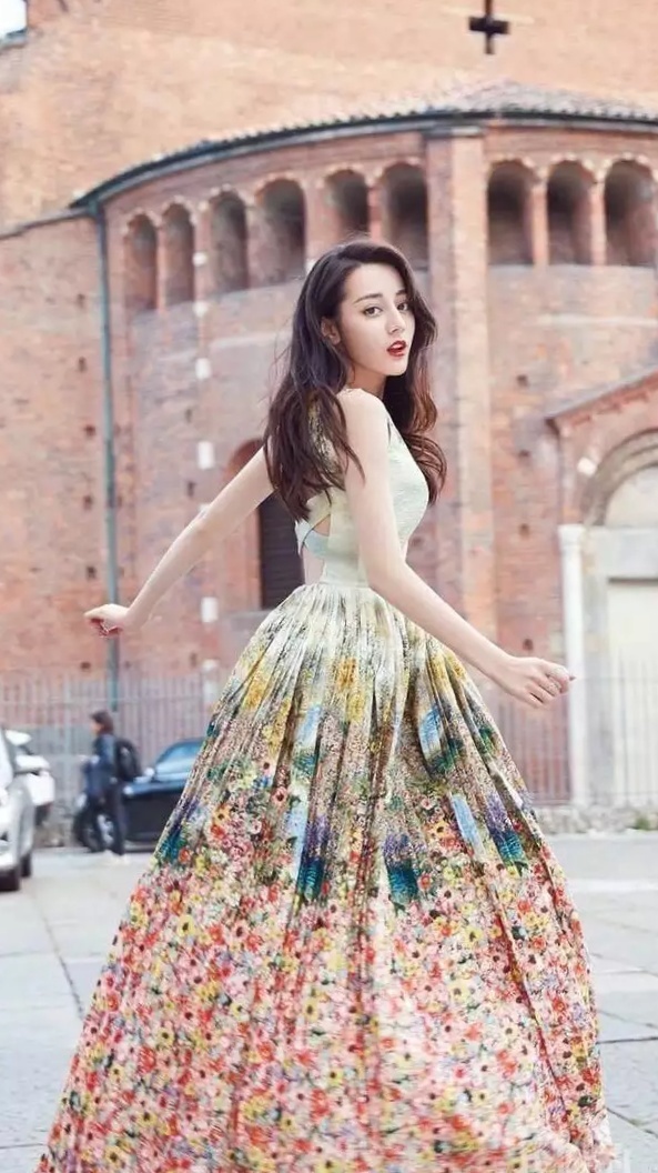 迪丽热巴穿上深V礼服, 网友: 这也太性感了!