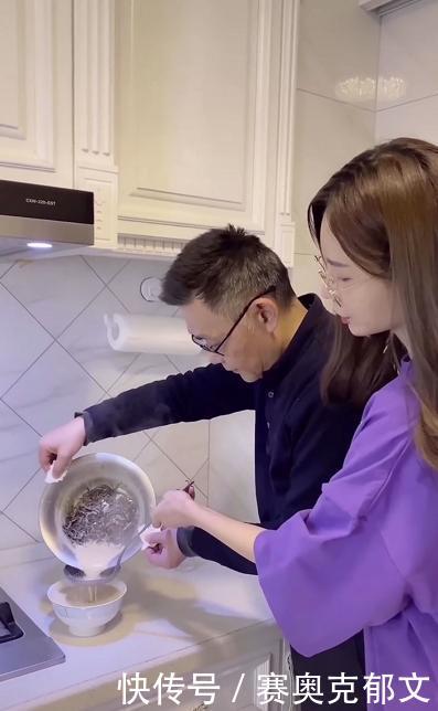 奶茶:沈梦辰带父亲做奶茶,穿家居服显可爱,这么肥的衣服像是杜海涛的