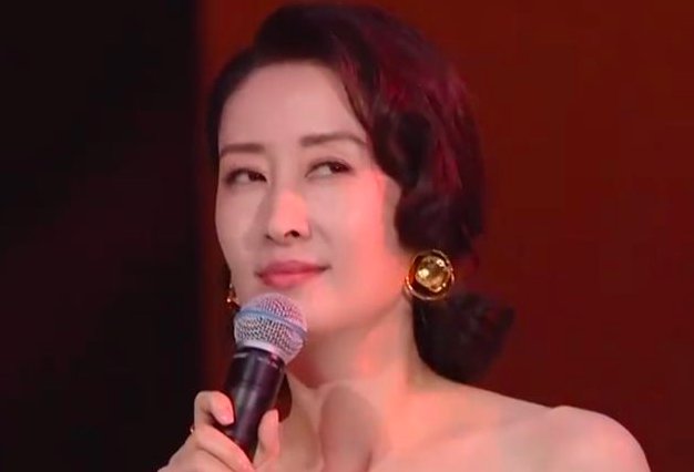 【一鸣惊人】她在最红时嫁给富商,离婚后为女儿复出,再次一鸣惊人