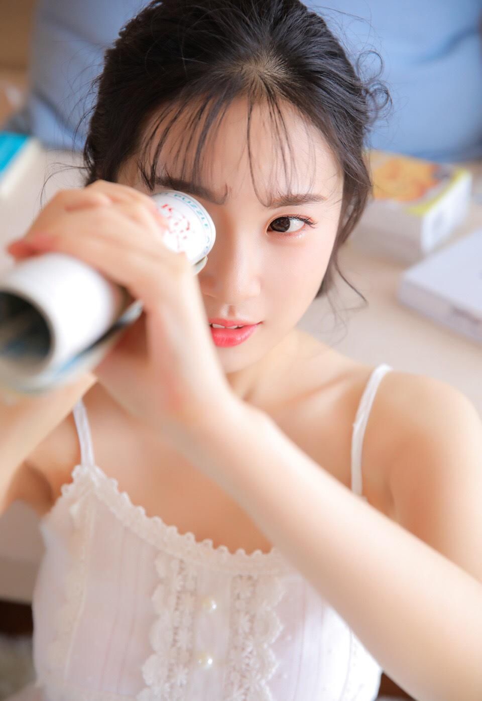 吊带美女尤物小露香肩诱惑美女图片