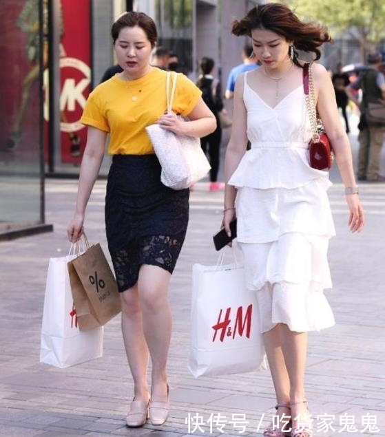 【女人】街拍美女:紧身裙穿搭的小姐姐,曼妙身姿,时尚女人魅力十足!