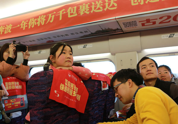  「专列」春运高铁专列送快递小哥回家