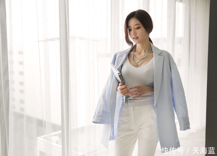 时尚街拍，身材曼妙的吊带美女，秀出优雅气质，这样才有感觉