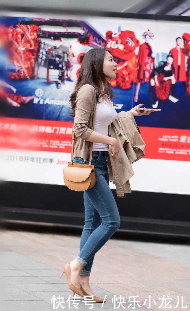  【优雅】街拍：穿上一双尖头的高跟鞋，鞋面上带有珍珠的修饰，看起来十分的高贵