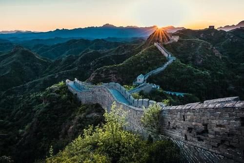  真爽@登上中国景色最壮观的长城，却几乎没有游客，一人独享长城真爽