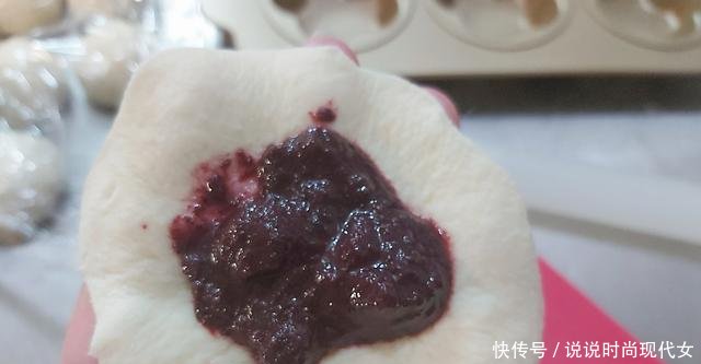  『发酵』小朋友非常喜欢的小餐包，蓝莓果酱夹心小餐包，简单易作酸甜可口