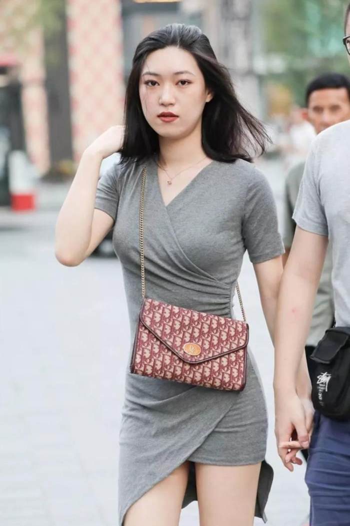 街拍: 紧身包臀裙美女, 身姿丰润有余, 短裙下的完美灵动!