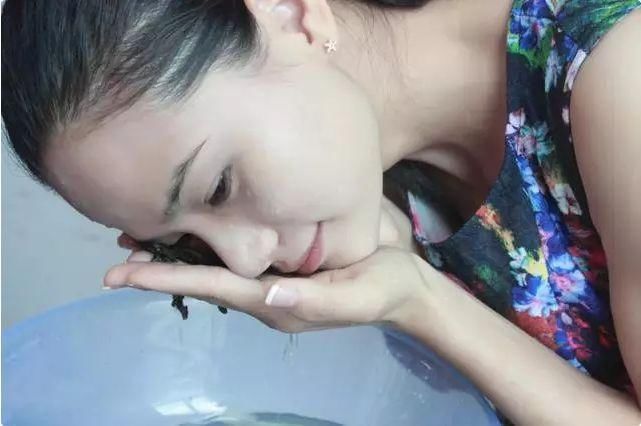 每天用白醋和“它”洗脸，女人50肌肤依然无斑无点还细腻