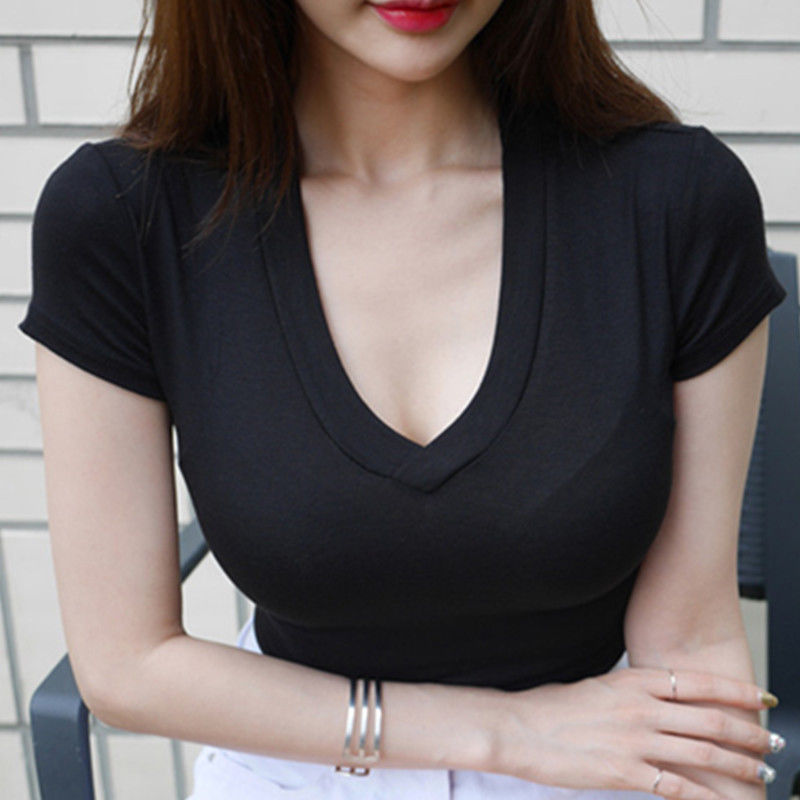 现在女人真敢穿!上街随便露，尽显凹凸身材，回头率贼高