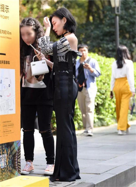 粉色|街拍:楚楚动人的小姐姐,身穿粉色紧身裙,尽显曼妙好身材