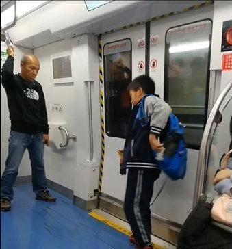 「地上」“超有家教男童”因不小心把饮料弄到地上,之后的一个小举动走红