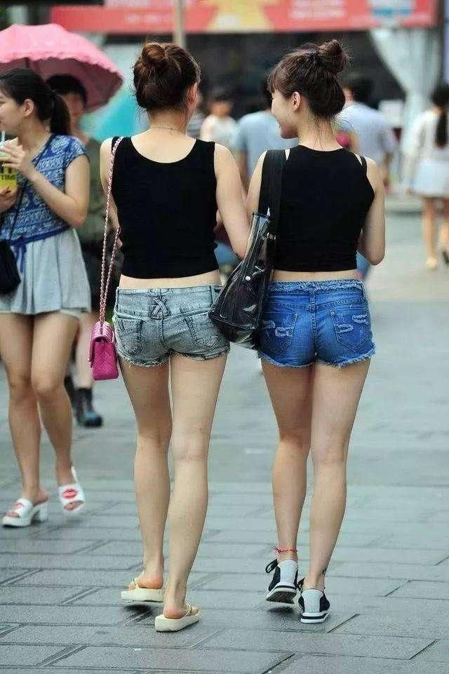  「腰肢」街拍：小姐姐穿露脐吊带，白皙腰肢很迷人，牛仔短裤增添青春气息