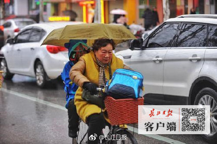 武汉今早气温骤降，市民上班上学风雨无阻