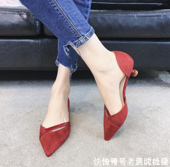  『女人』时尚的尖头高跟鞋小巧玲珑，散发出女人性感迷人的气息