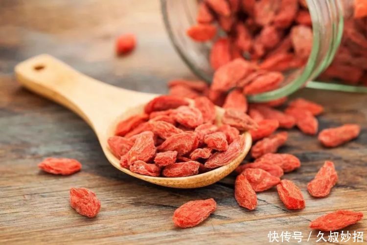 晚上睡觉之前吃5粒枸杞,连吃5天,3个好处找上