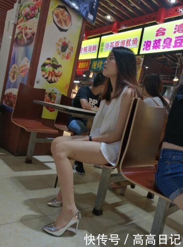 高跟鞋美拍：尖头高跟鞋，在忙碌的生活中给人带来几分自信与成熟