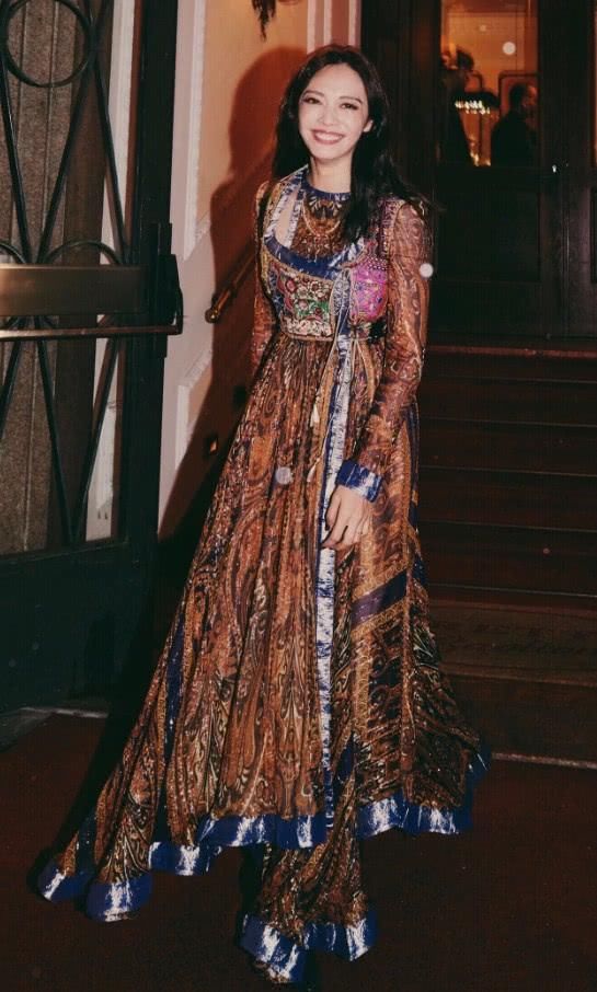 姚晨踩10厘米高跟鞋,变身霸道总裁,可裤脚一挽却变“鲁班腿”