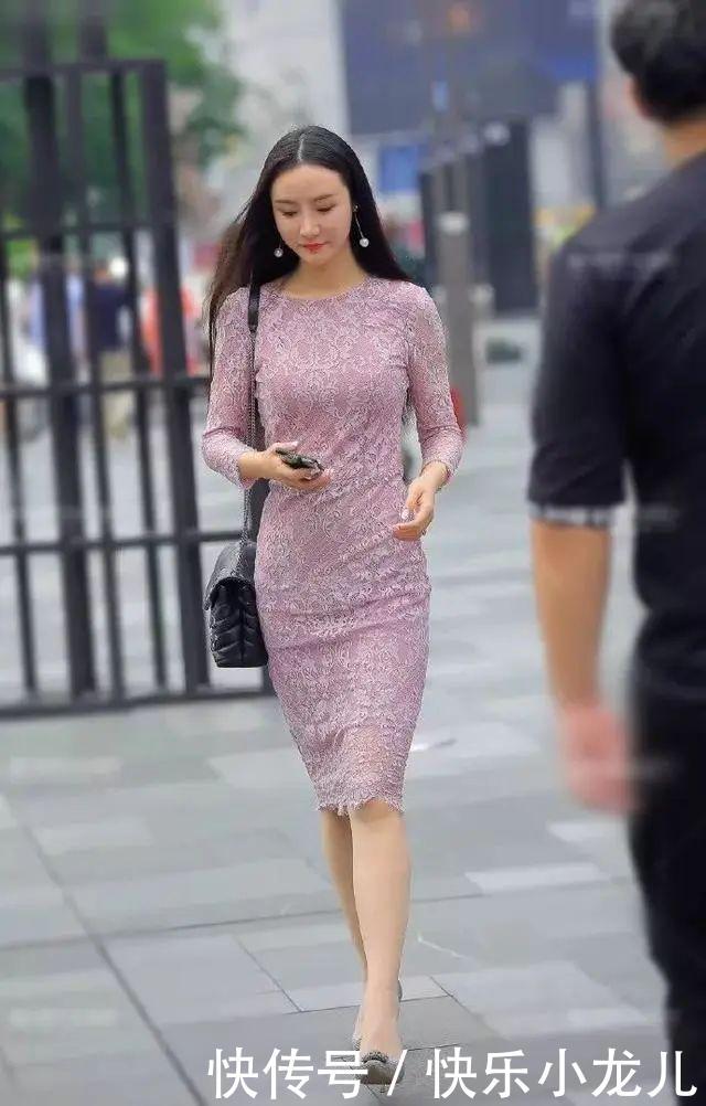  【优雅】街拍：穿上一双尖头的高跟鞋，鞋面上带有珍珠的修饰，看起来十分的高贵
