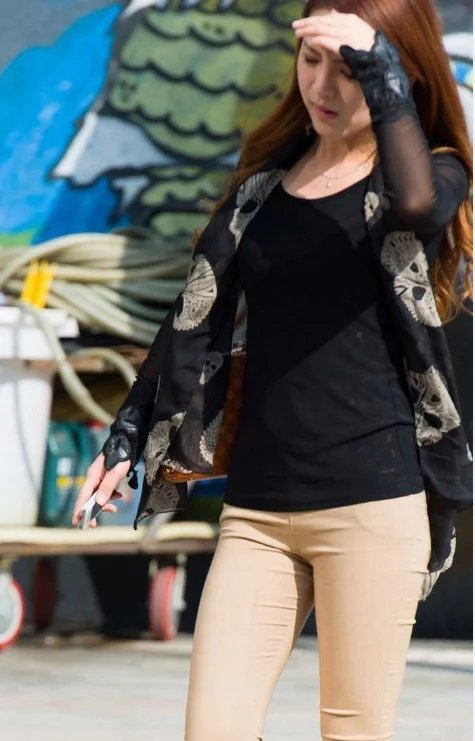 气质小姐姐紧身裤霸气上街，裹出丰腴的臀部，不是一般人还真驾驭