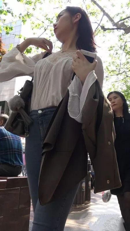 白色薄纱上衣搭配高腰破洞牛仔长裤，舒适自然无可挑剔