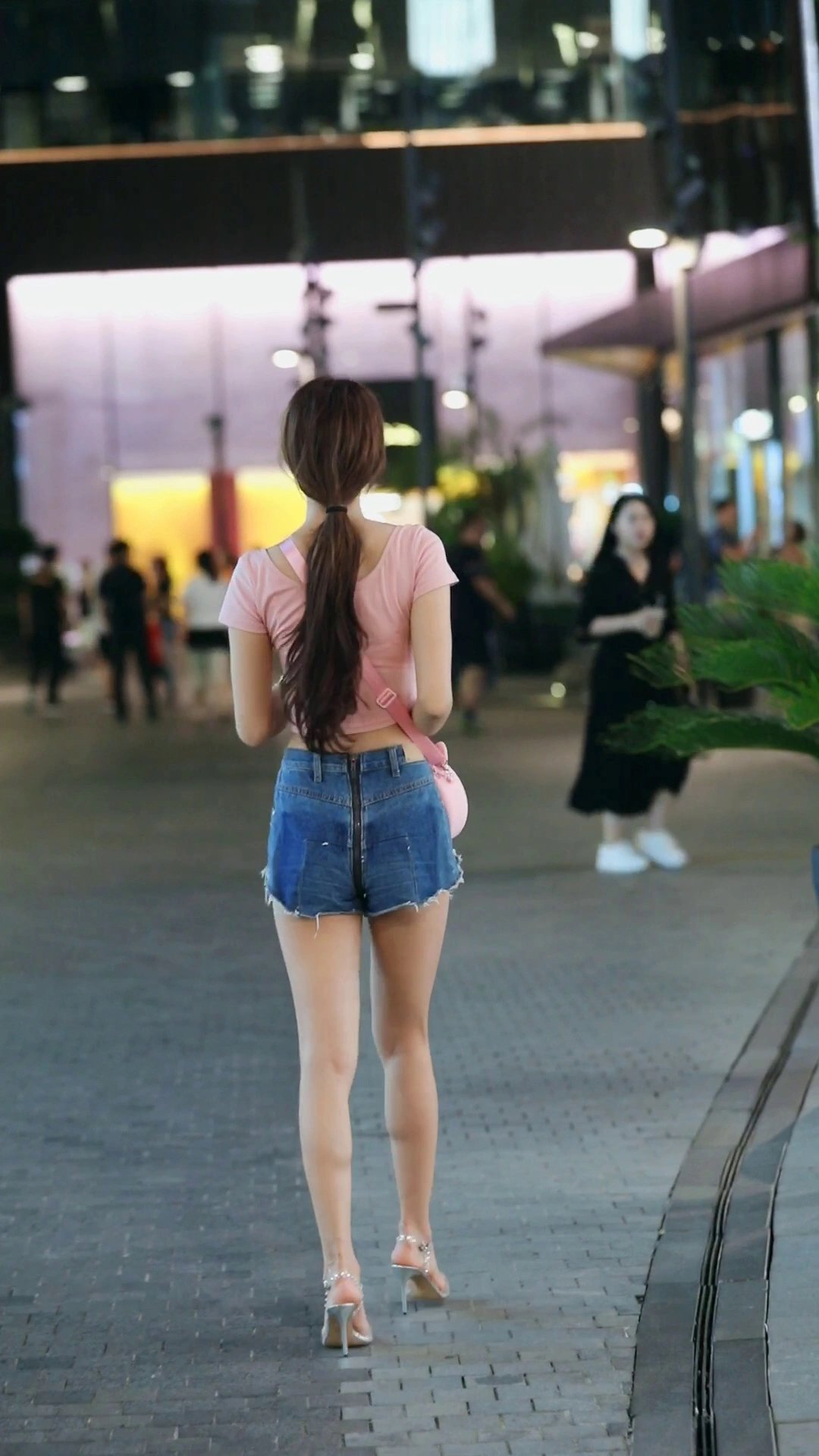  『微胖』身材微胖的小姐姐, T恤配牛仔短裤让人眼前一亮